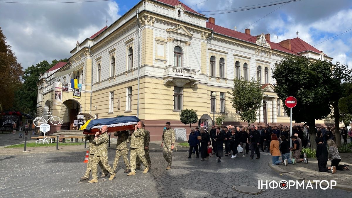 У Коломиї провели на вічний спочинок захисника Володимира Вовчука 8