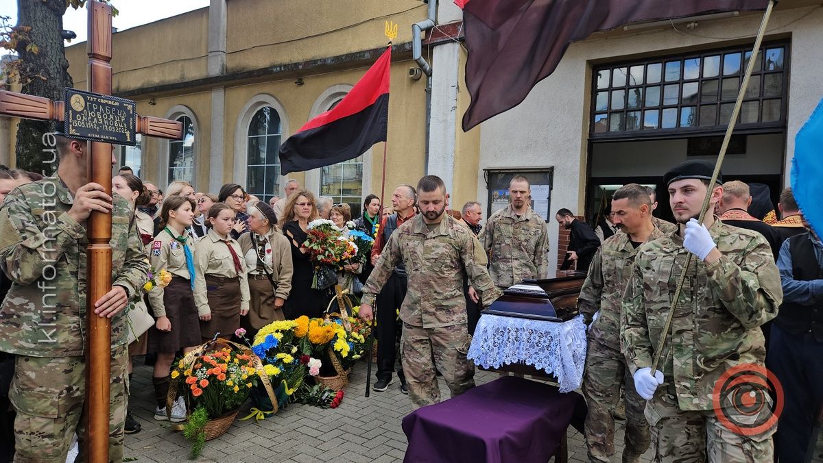 Під звуки трембіти, скрипки і оплекси Коломия прощалася з Любомиром Грабцем 15