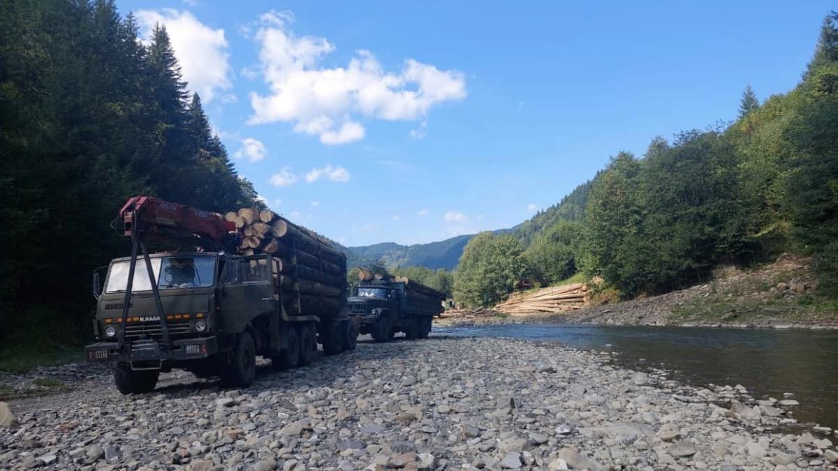 Вантажівками через Чорний Черемош: на Верховинщині оштрафують двох чоловіків за шкоду довкіллю