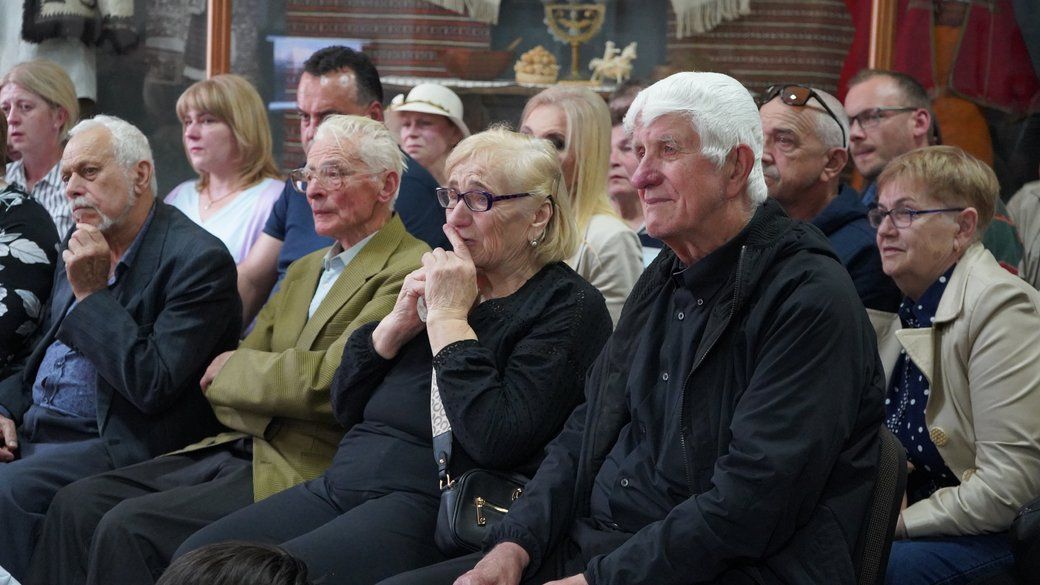 Презентація збірки "Наше ратне діло та роздуми про вічне" загиблого воїна Максима Ємця у Косові, 18 вересня 2025 року. Фото: Суспільне Івано-Франківськ