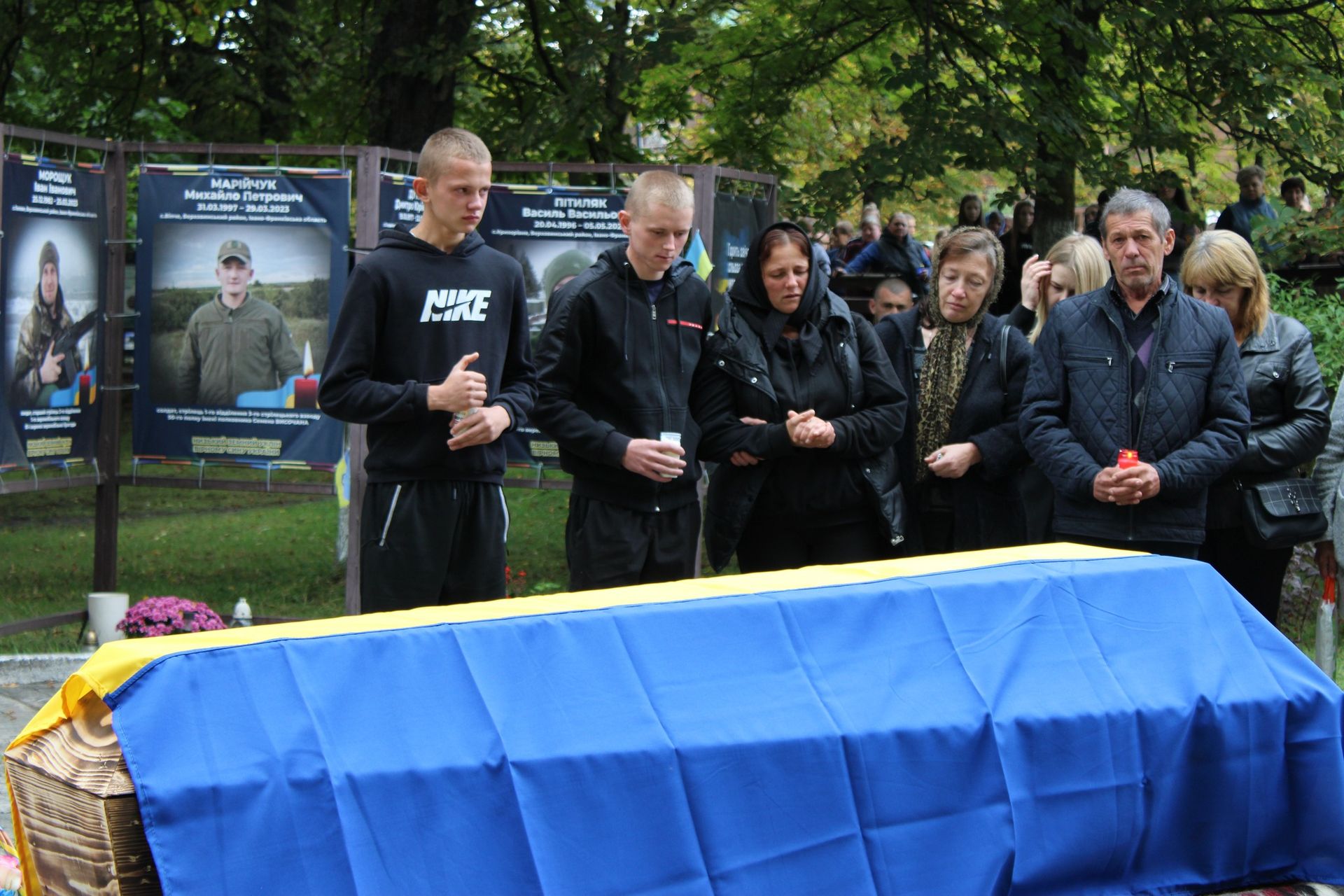 У Верховині зустріли скорботний кортеж померлого воїна Івана Ілюка 11