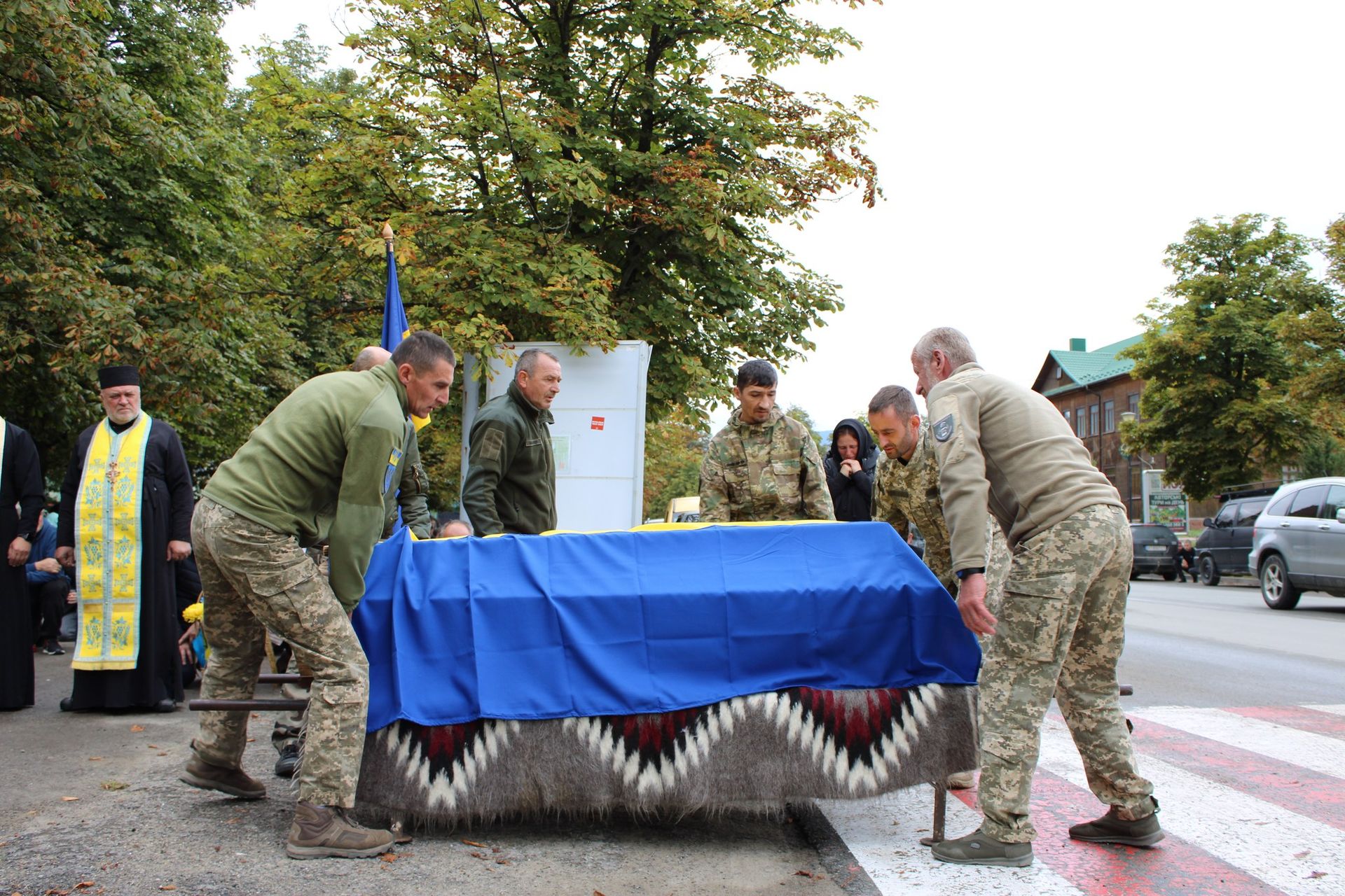 У Верховині зустріли скорботний кортеж померлого воїна Івана Ілюка 10