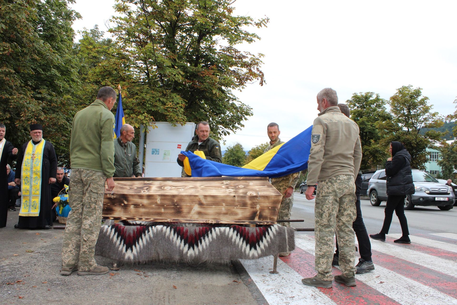 У Верховині зустріли скорботний кортеж померлого воїна Івана Ілюка 9
