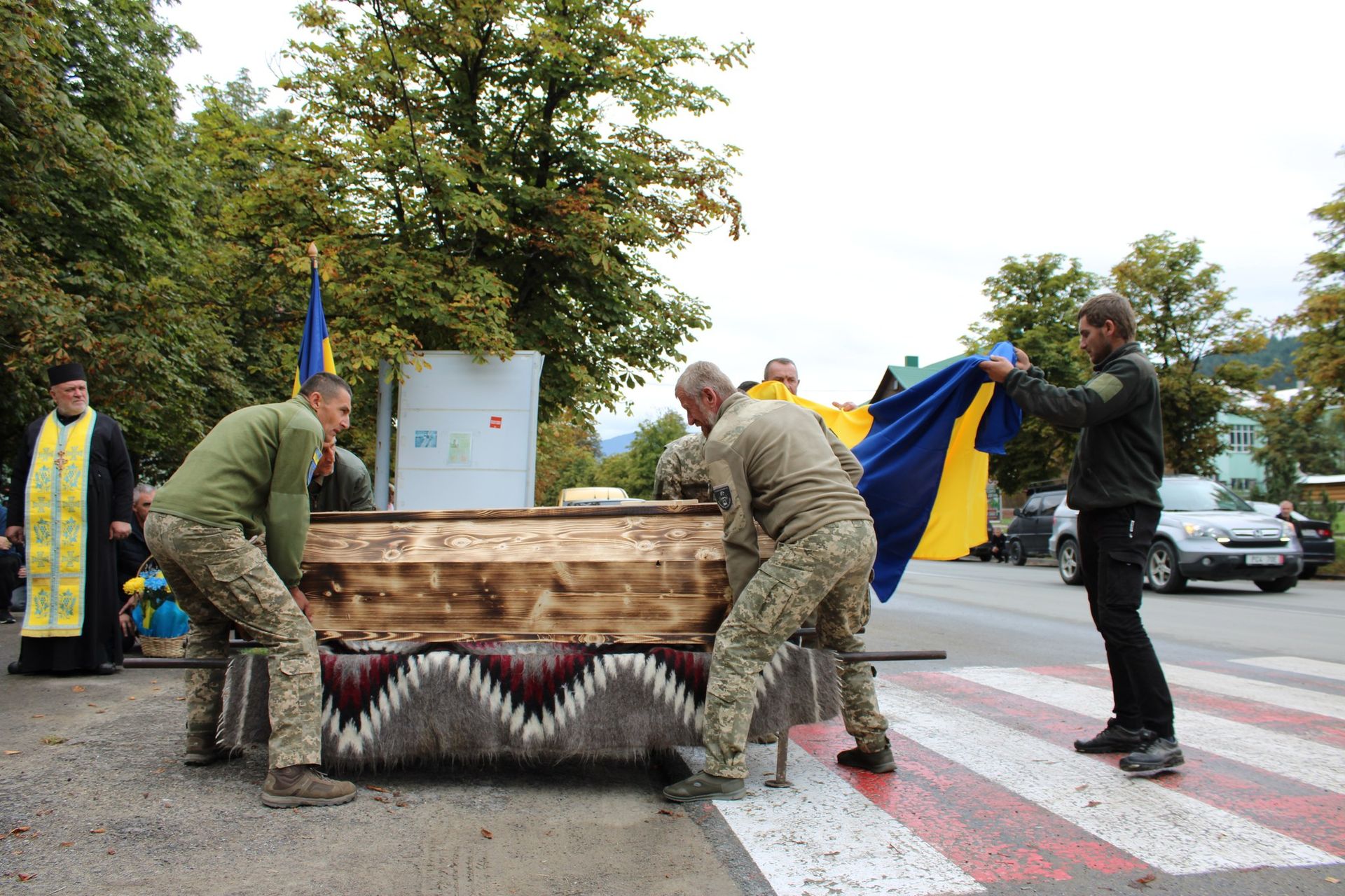 У Верховині зустріли скорботний кортеж померлого воїна Івана Ілюка 8