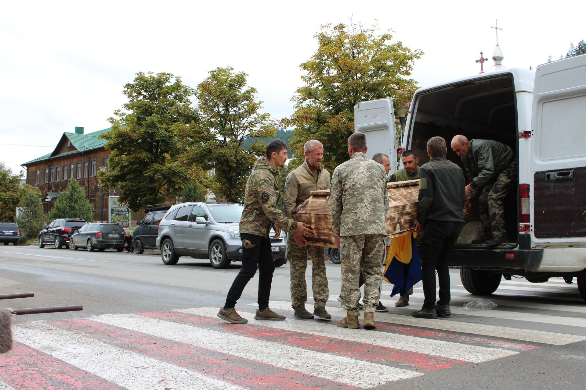 У Верховині зустріли скорботний кортеж померлого воїна Івана Ілюка 7