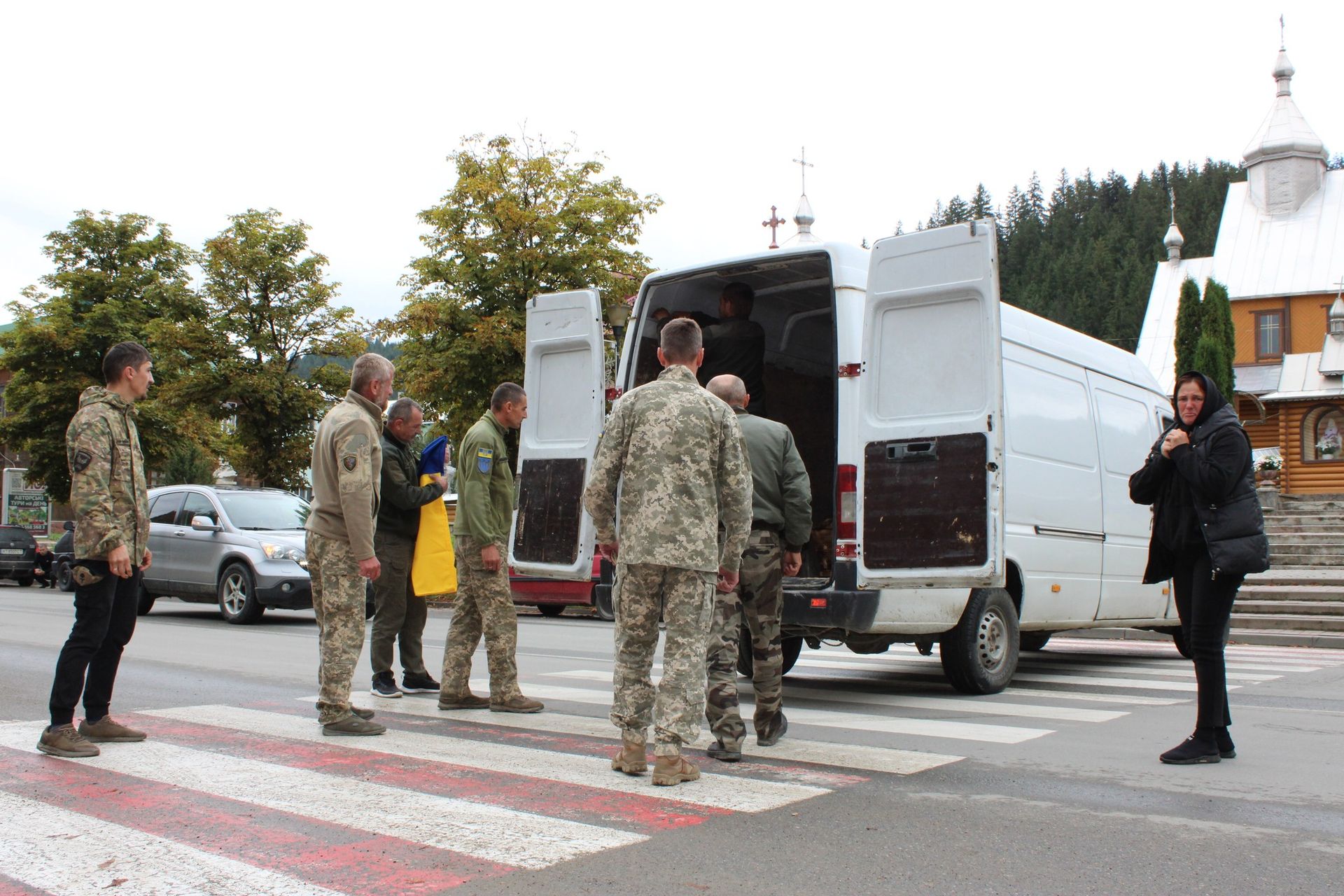 У Верховині зустріли скорботний кортеж померлого воїна Івана Ілюка 6