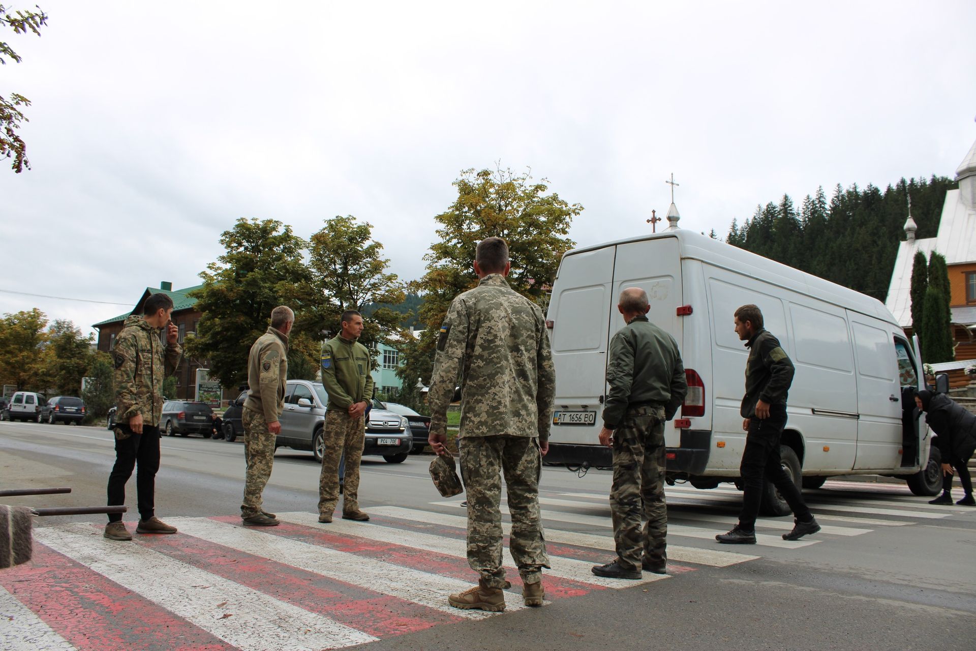 У Верховині зустріли скорботний кортеж померлого воїна Івана Ілюка 3