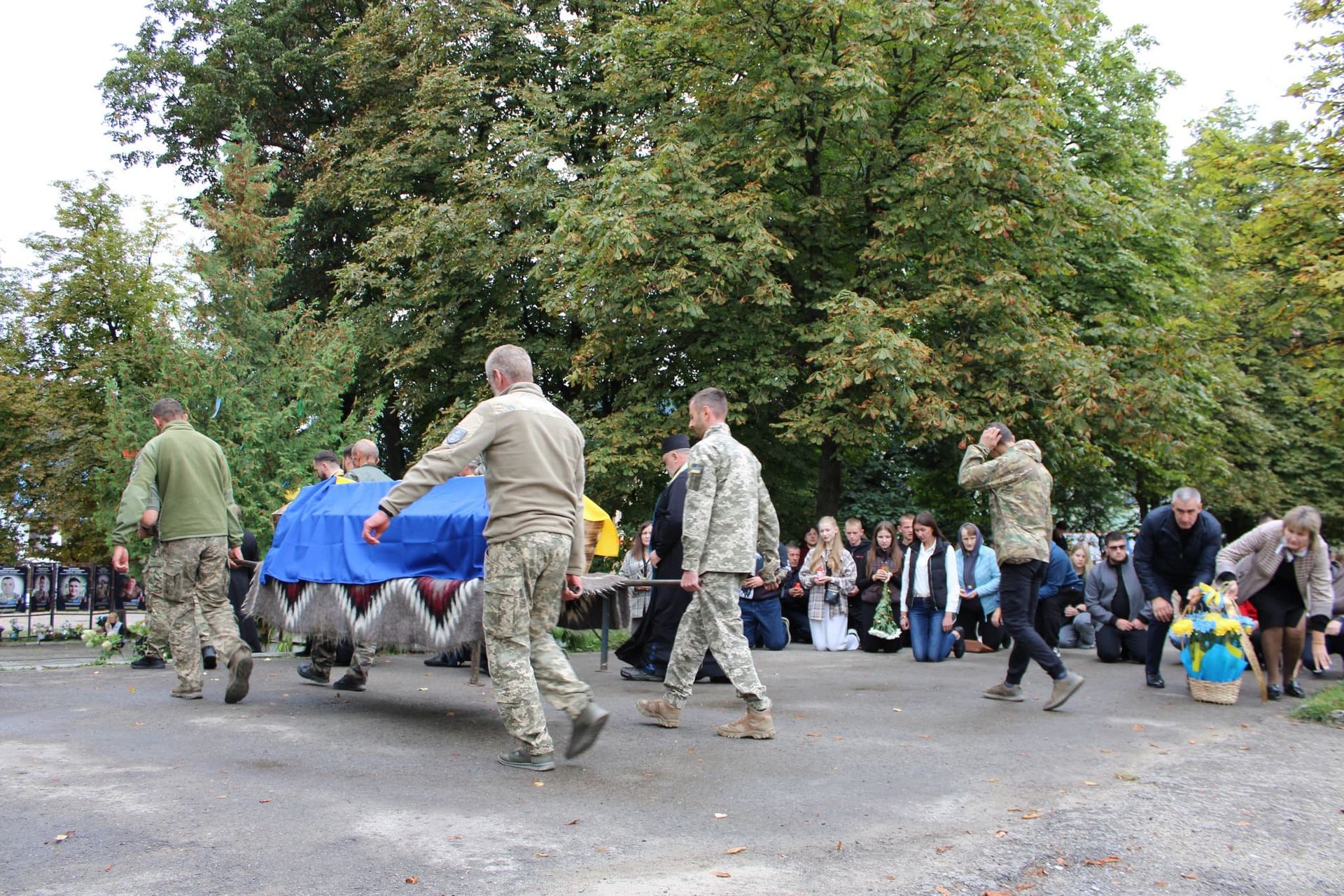 У Верховині зустріли скорботний кортеж померлого воїна Івана Ілюка 13