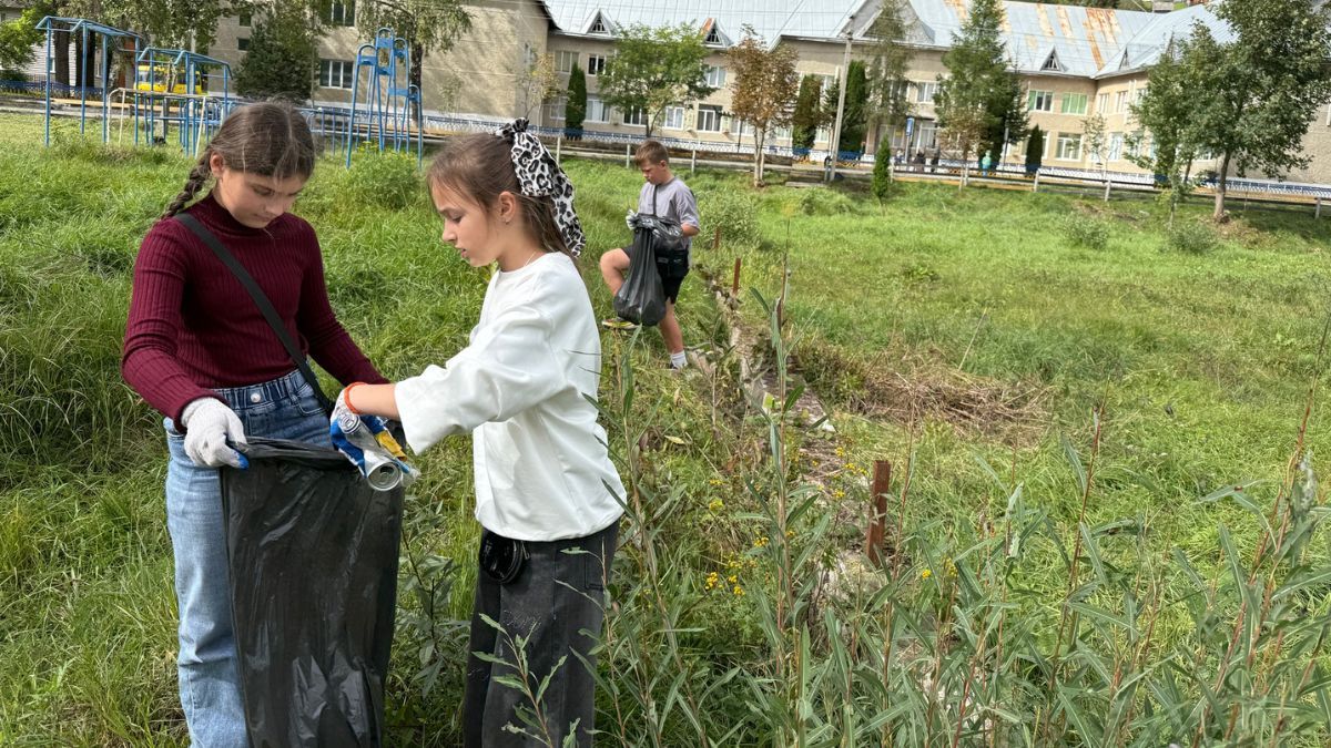 Працівники нацпарку “Верховинський” та учні Криворівнянського ліцею долучилися до Всесвітнього дня прибирання 1