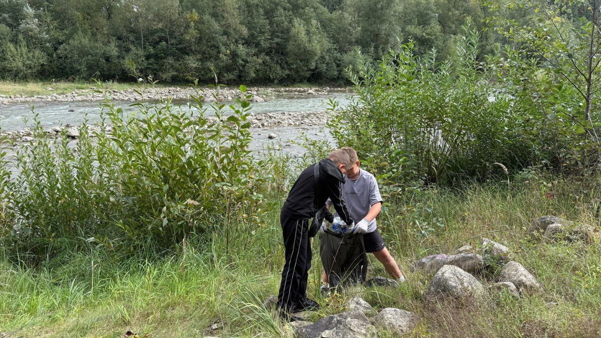 Працівники нацпарку “Верховинський” та учні Криворівнянського ліцею долучилися до Всесвітнього дня прибирання 2
