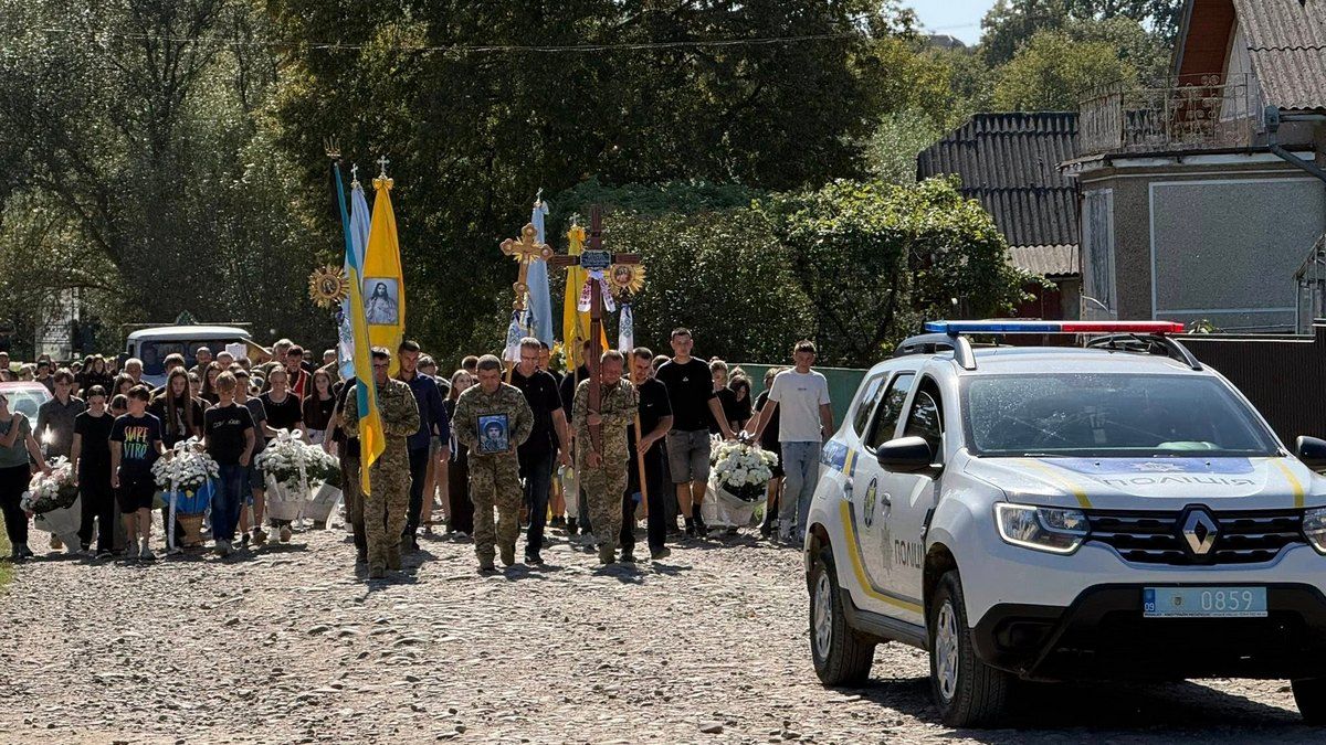 В Отинійській громаді навіки попрощалися із молодим воїном Михайлом Романюком