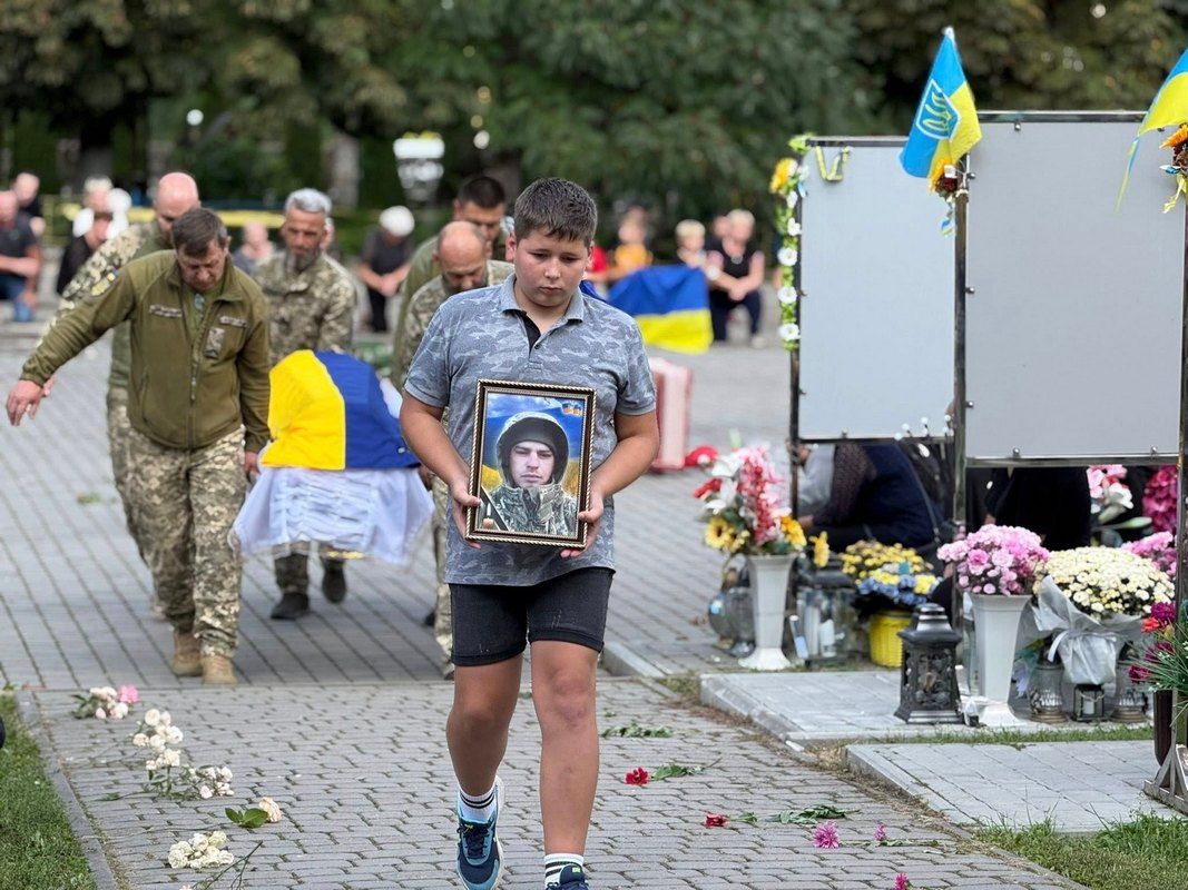 В Отинійській громаді навіки попрощалися із молодим воїном Михайлом Романюком 1