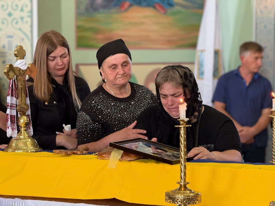 В Отинійській громаді навіки попрощалися із молодим воїном Михайлом Романюком 8