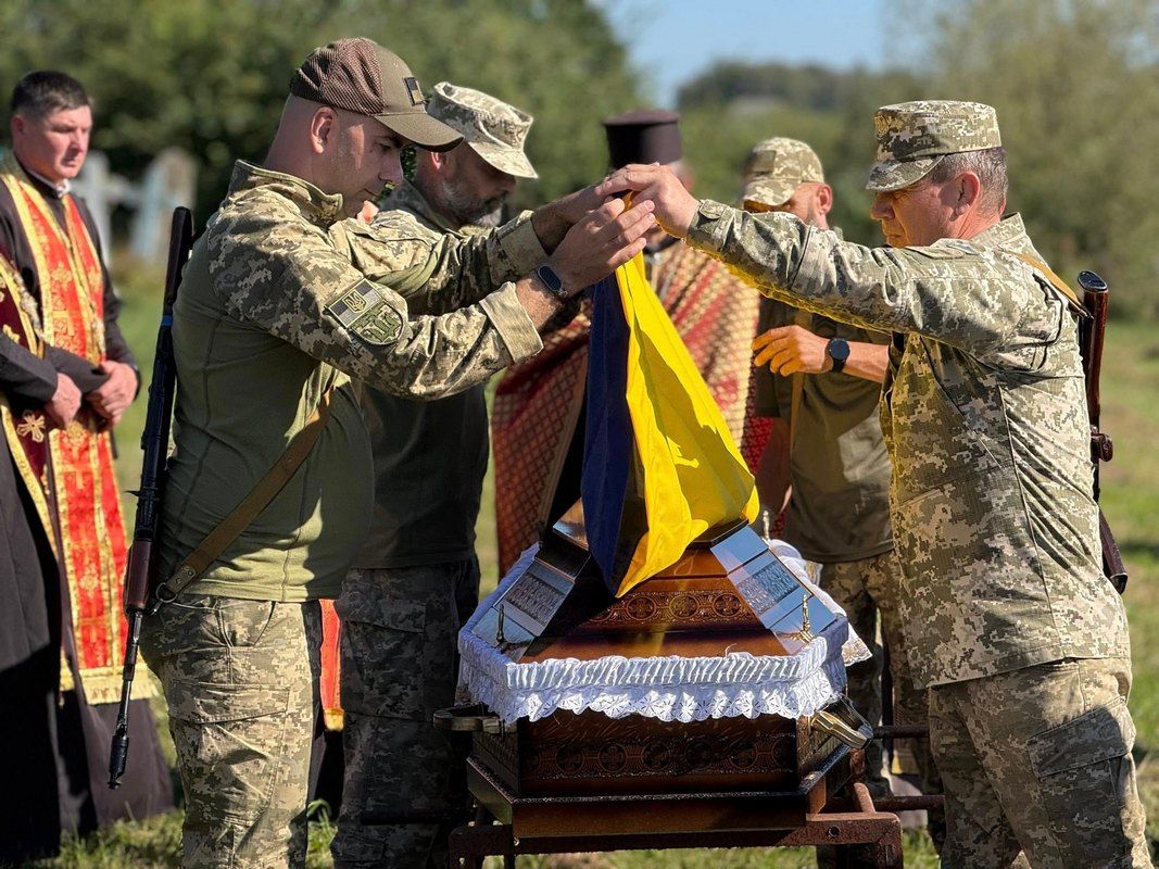 В Отинійській громаді навіки попрощалися із молодим воїном Михайлом Романюком 10