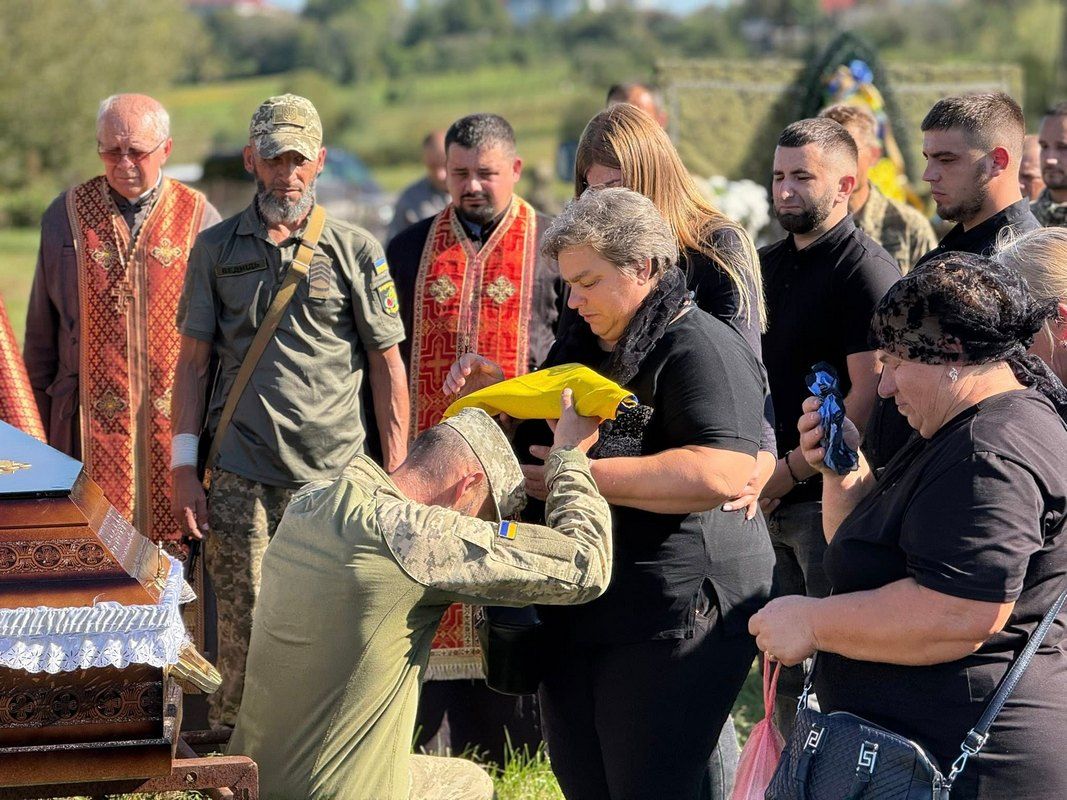 В Отинійській громаді навіки попрощалися із молодим воїном Михайлом Романюком 11