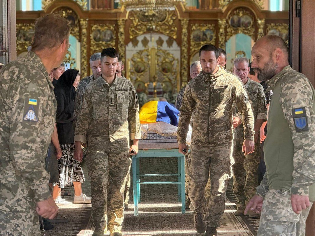 В Отинійській громаді навіки попрощалися із молодим воїном Михайлом Романюком 9