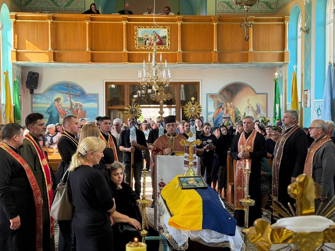 В Отинійській громаді навіки попрощалися із молодим воїном Михайлом Романюком 7