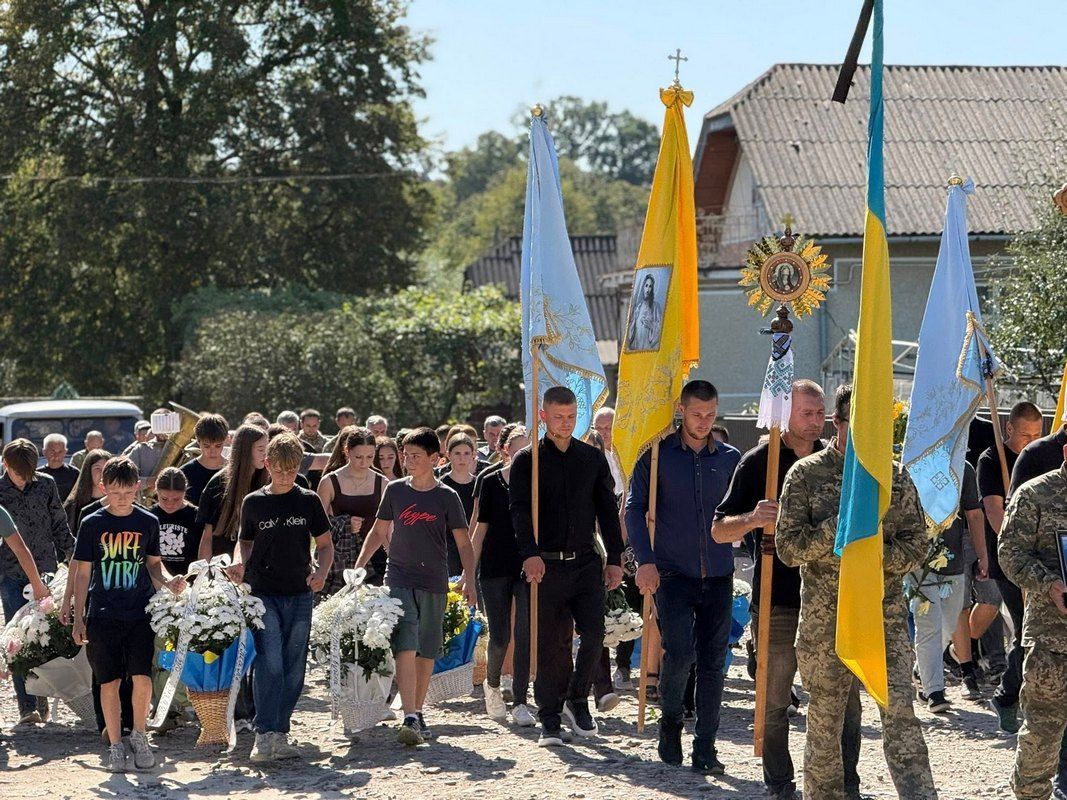 В Отинійській громаді навіки попрощалися із молодим воїном Михайлом Романюком 6
