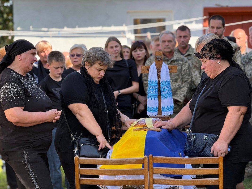 В Отинійській громаді навіки попрощалися із молодим воїном Михайлом Романюком 5