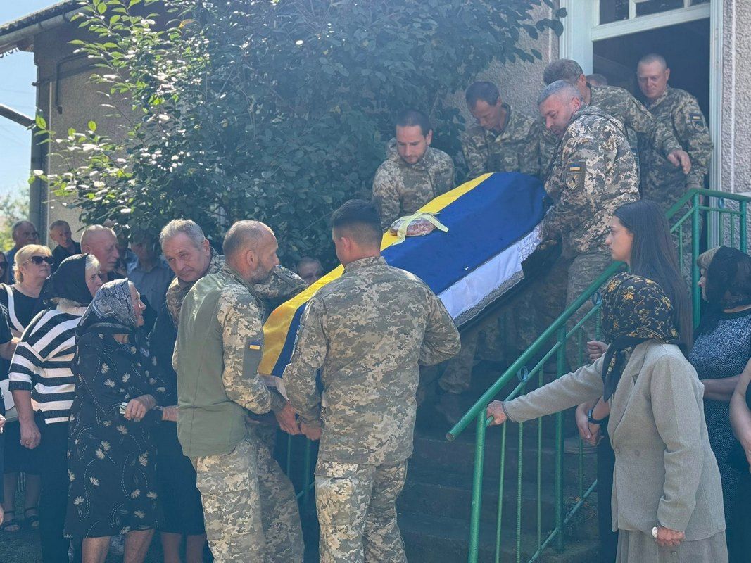 В Отинійській громаді навіки попрощалися із молодим воїном Михайлом Романюком 4