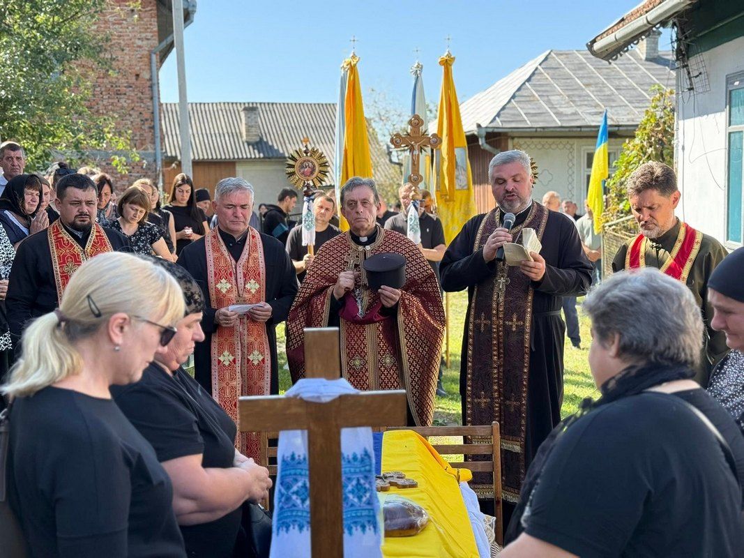 В Отинійській громаді навіки попрощалися із молодим воїном Михайлом Романюком 3