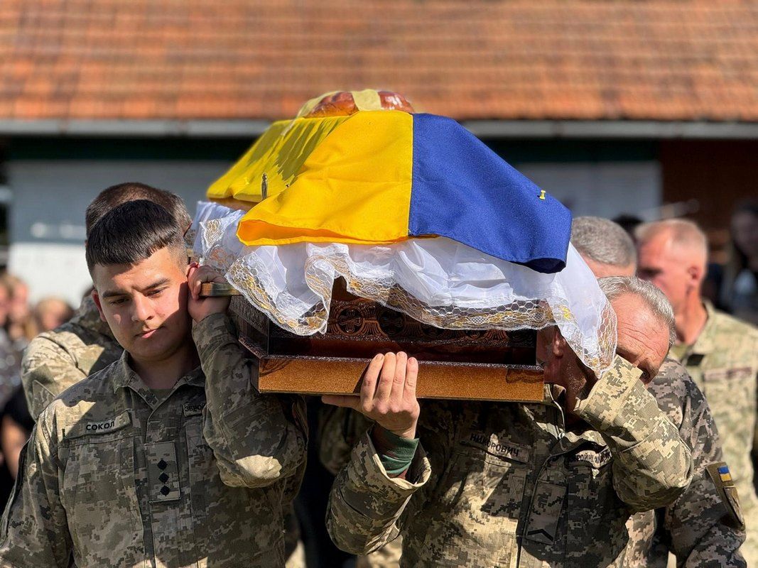 В Отинійській громаді навіки попрощалися із молодим воїном Михайлом Романюком 2