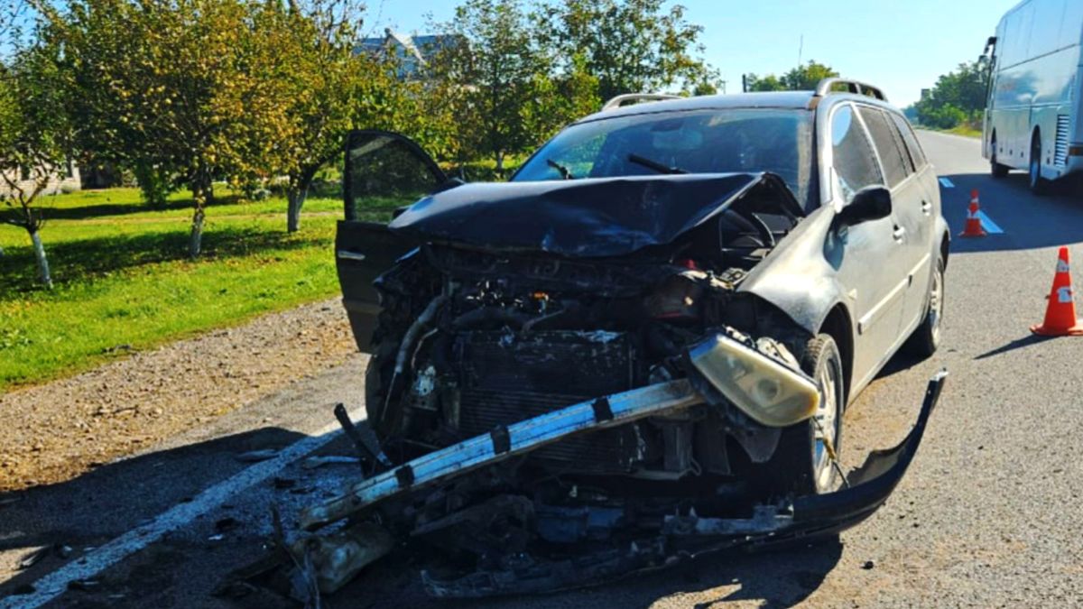 Внаслідок автоаварії у Снятинській громаді госпіталізували 31-річна пасажирку легковика 1