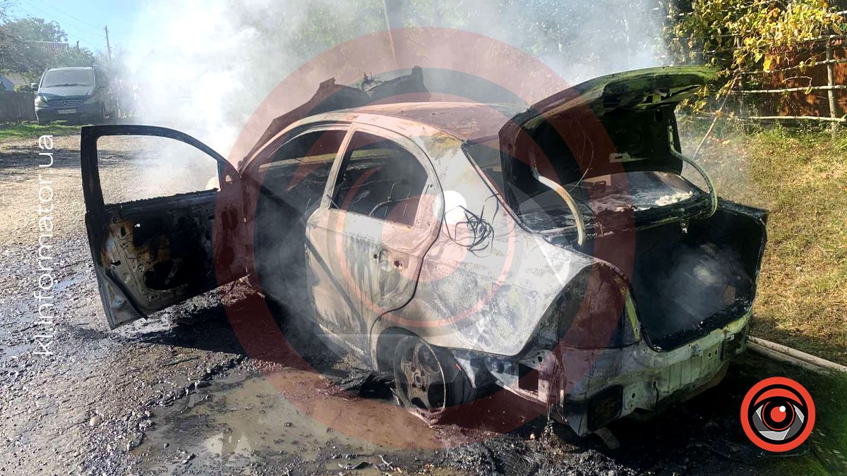 На Коломийщині вщент згоріла легкова автівка 2