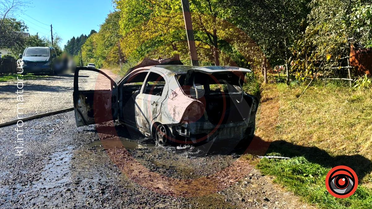 На Коломийщині вщент згоріла легкова автівка 1