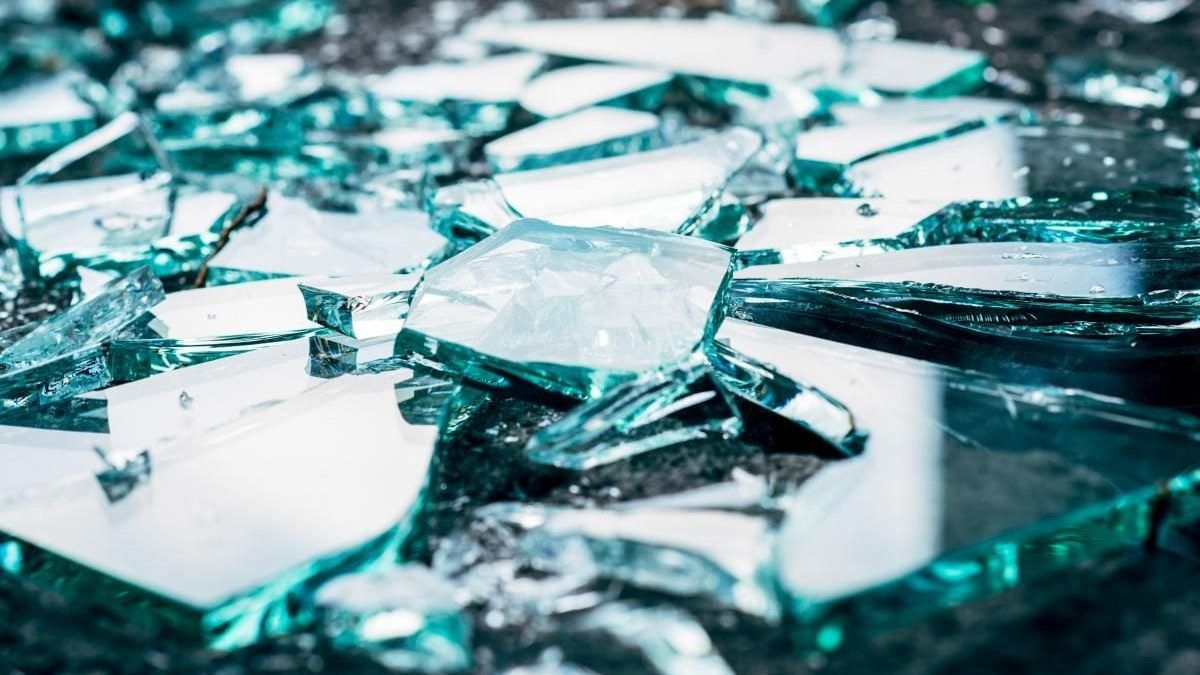 Невідомі атакували й потрощили ТЦК на Прикарпатті: мобілізовані втекли