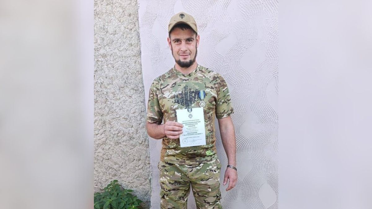 Захисник з Надвірнянщини отримав почесний нагрудний знак від Головнокомандувача ЗСУ