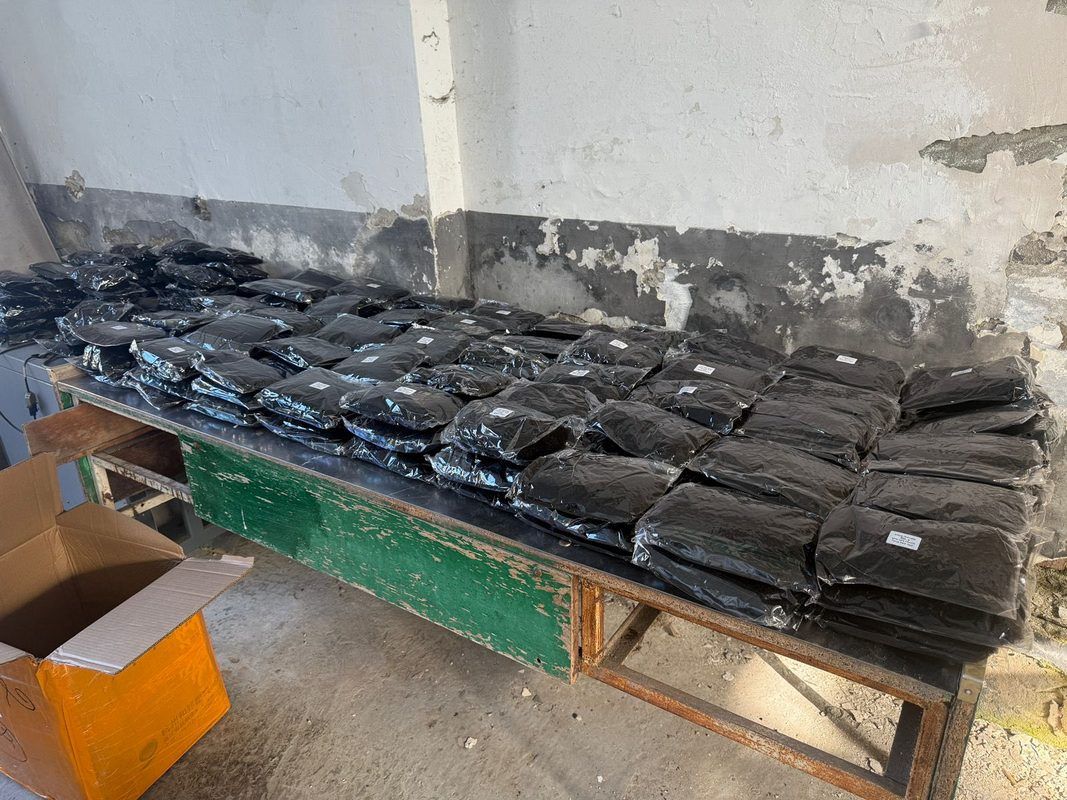 Митники знайшли в прикарпатця продукцію з росії та натуральне волосся з Африки на 1 млн грн 2