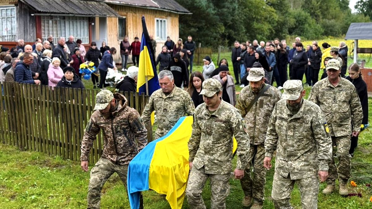 На Коломийщині попрощалися з загиблим воїном Русланом Кварцяним 1