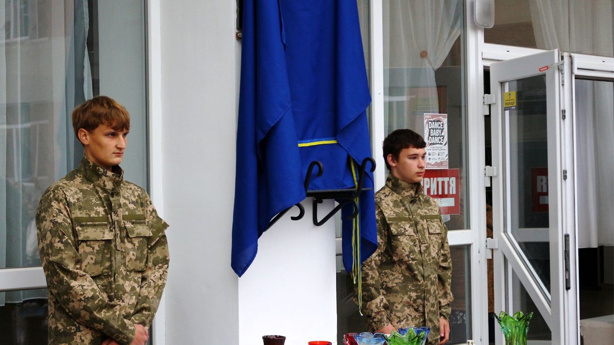 Меморіальну дошку воїну Сергію Могильняку відкрили на фасаді ліцею №2 у Коломиї 1