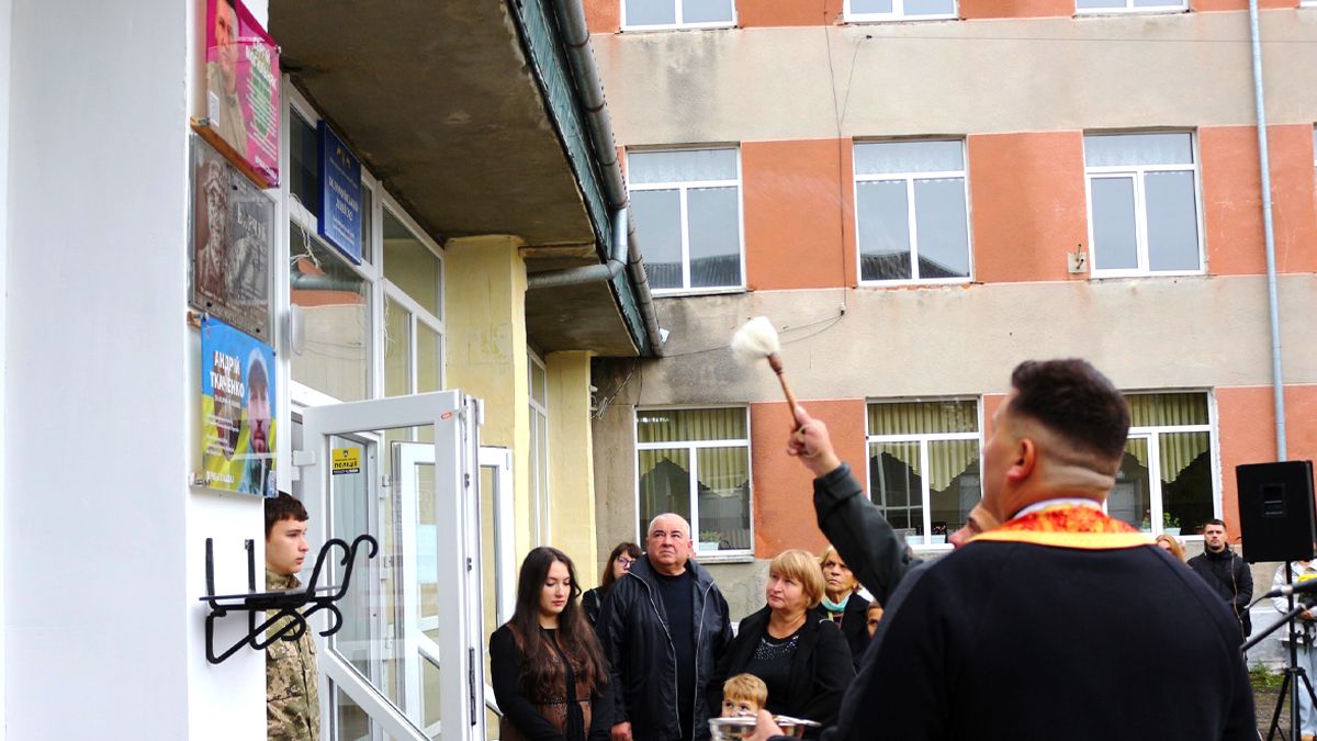 Меморіальну дошку воїну Сергію Могильняку відкрили на фасаді ліцею №2 у Коломиї 5