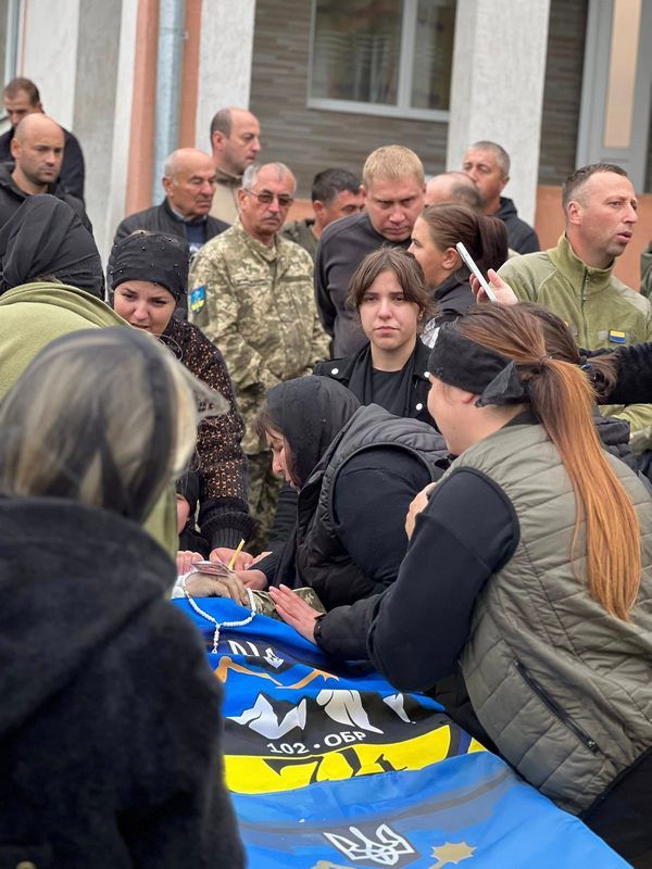 Героя Петра Ковальчука провели в останню дорогу на Коломийщині 5