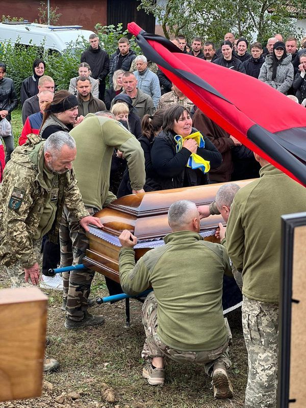 Героя Петра Ковальчука провели в останню дорогу на Коломийщині 6