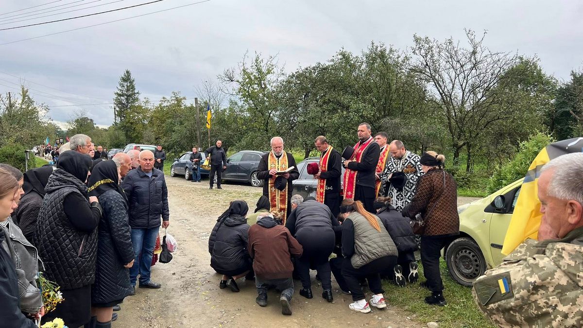 Героя Петра Ковальчука провели в останню дорогу на Коломийщині 4