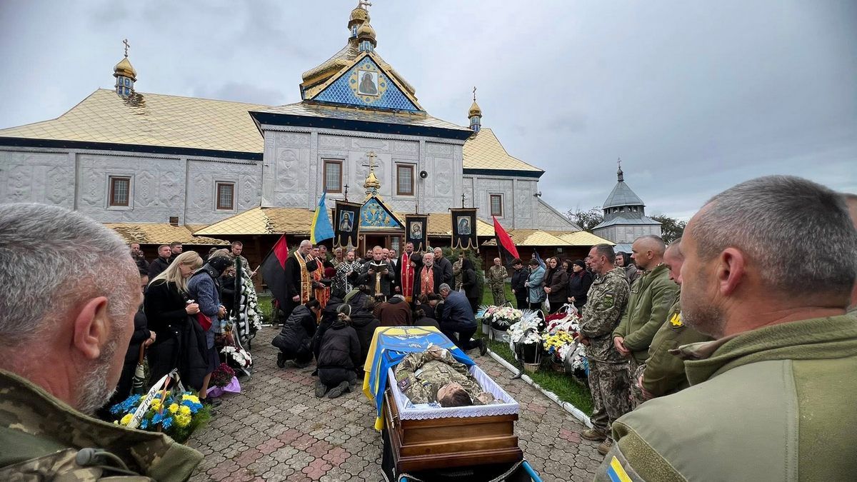 Героя Петра Ковальчука провели в останню дорогу на Коломийщині 3