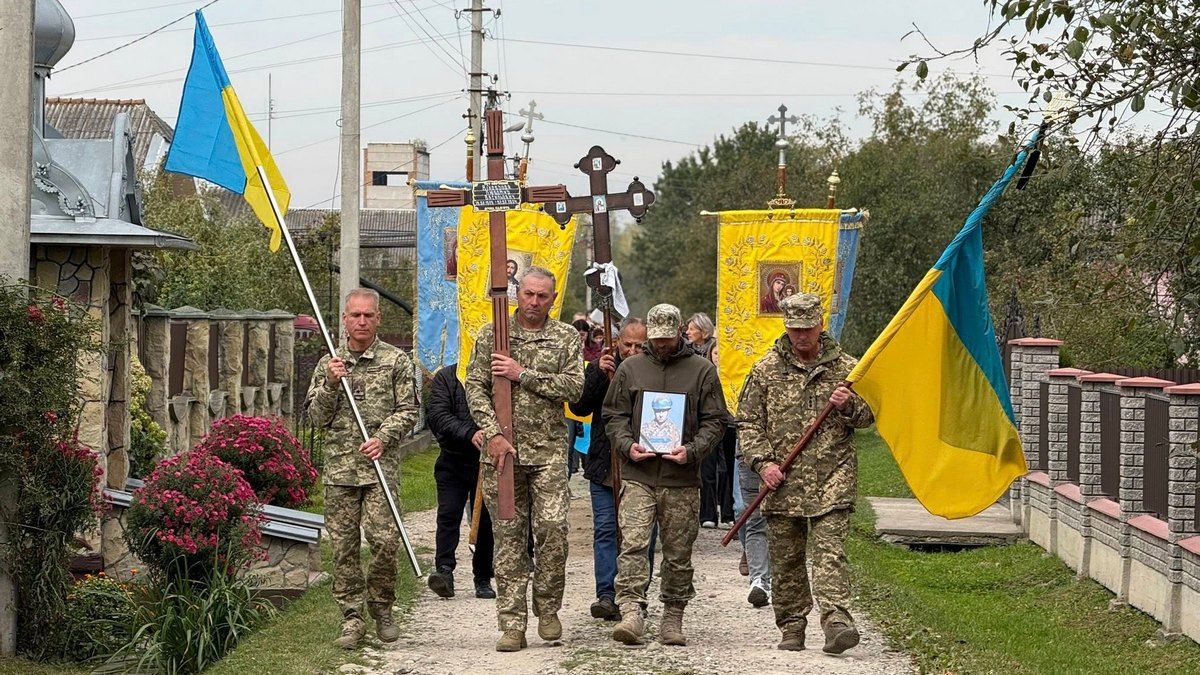 В Отинійській громаді попрощалися із загиблим захисником Любомиром Вікобродою