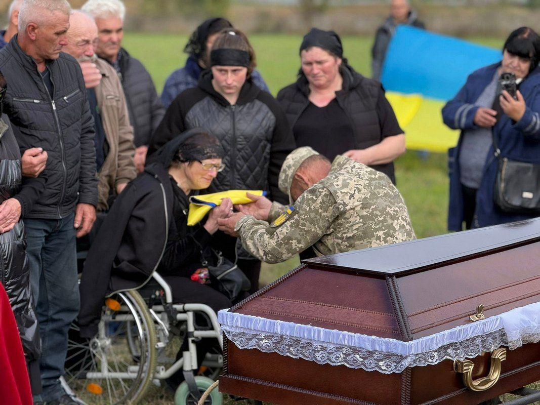 В Отинійській громаді попрощалися із загиблим захисником Любомиром Вікобродою 8