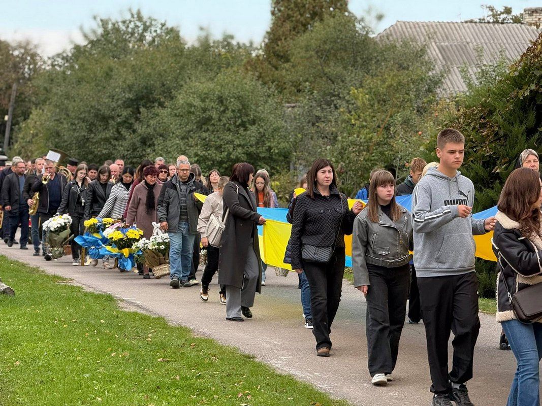 В Отинійській громаді попрощалися із загиблим захисником Любомиром Вікобродою 7