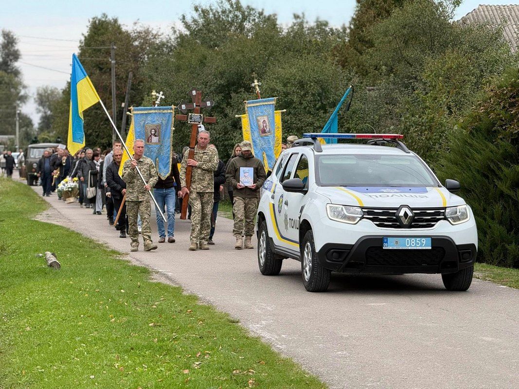 В Отинійській громаді попрощалися із загиблим захисником Любомиром Вікобродою 6