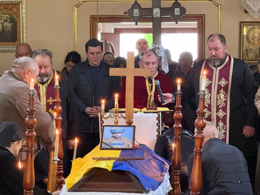 В Отинійській громаді попрощалися із загиблим захисником Любомиром Вікобродою 5