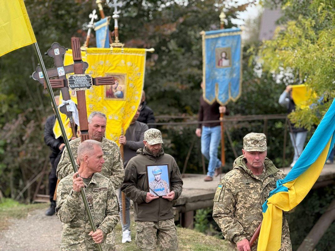 В Отинійській громаді попрощалися із загиблим захисником Любомиром Вікобродою 4
