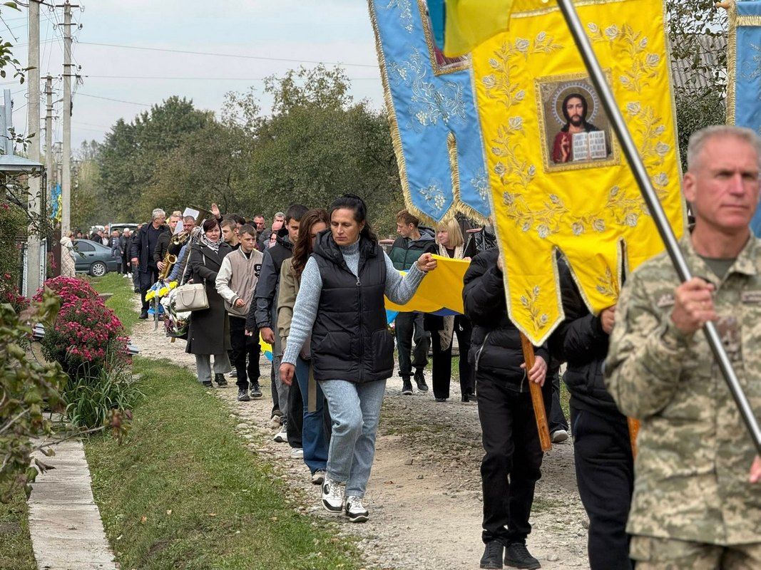 В Отинійській громаді попрощалися із загиблим захисником Любомиром Вікобродою 3