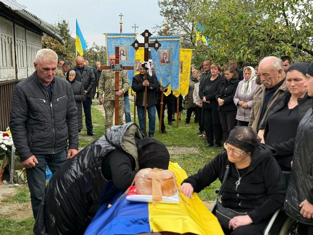В Отинійській громаді попрощалися із загиблим захисником Любомиром Вікобродою 1