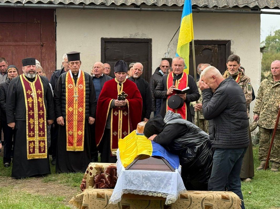 В Отинійській громаді попрощалися із загиблим захисником Любомиром Вікобродою 2