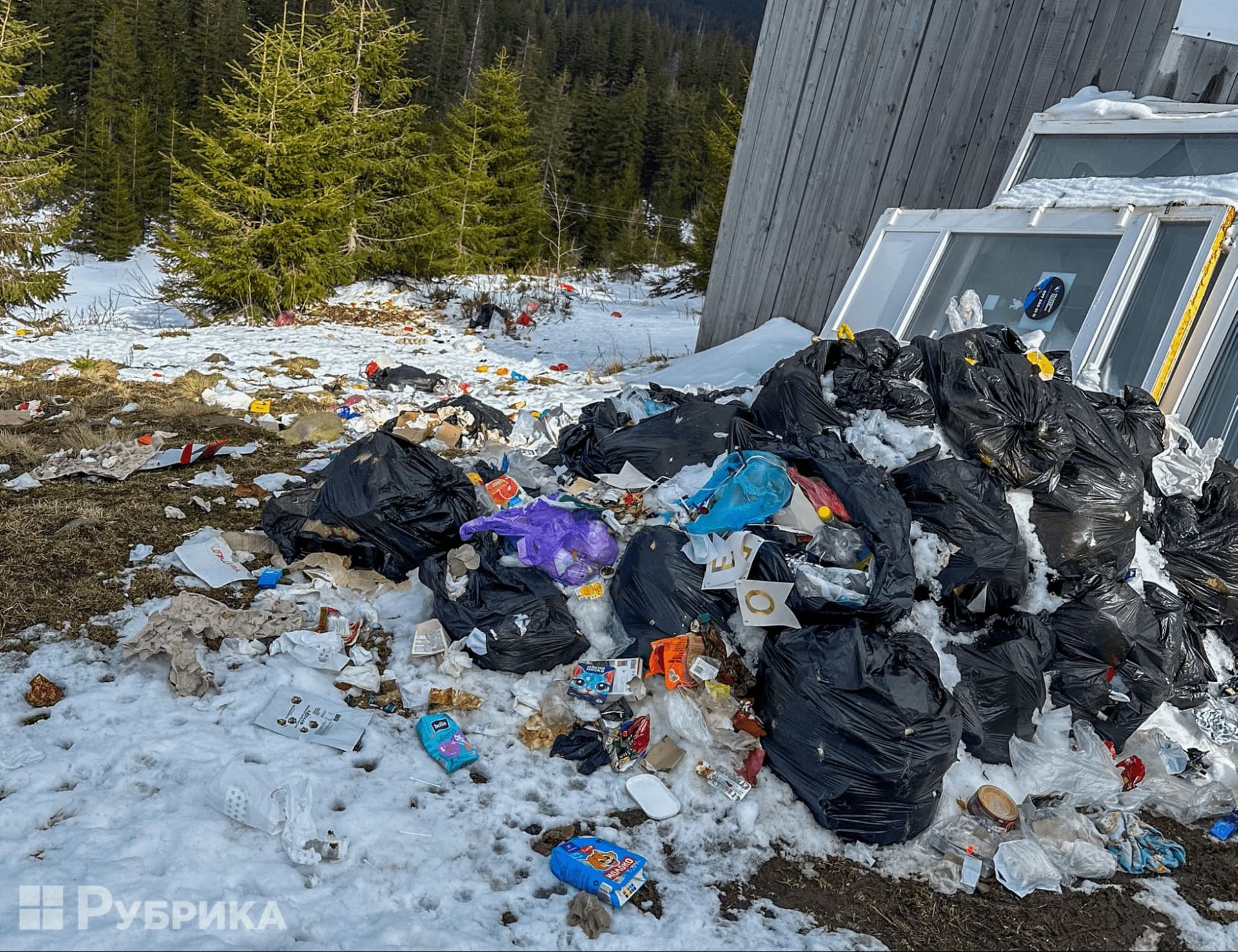 Сміття біля готелю "Мальва" на Драгобраті, Закарпатська область. Фото: медіа «Рубрика». 