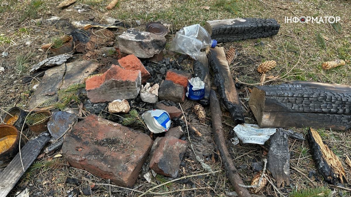 Чергова купа сміття на маршруті до гори Кукул неподалік Ворохті. Березень 2025 року. 